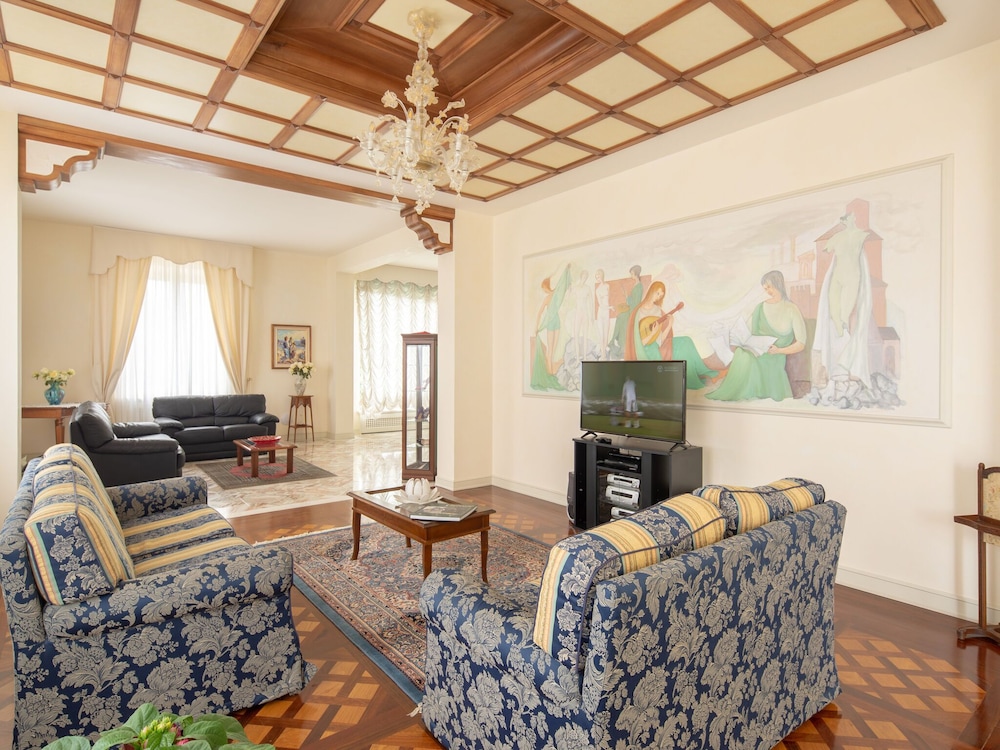 Splendid Villa in Macerata With Pool & Views view 4