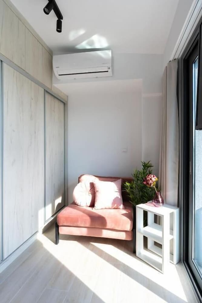 Velvet Luxury Studios in the City Center by BiNobi!