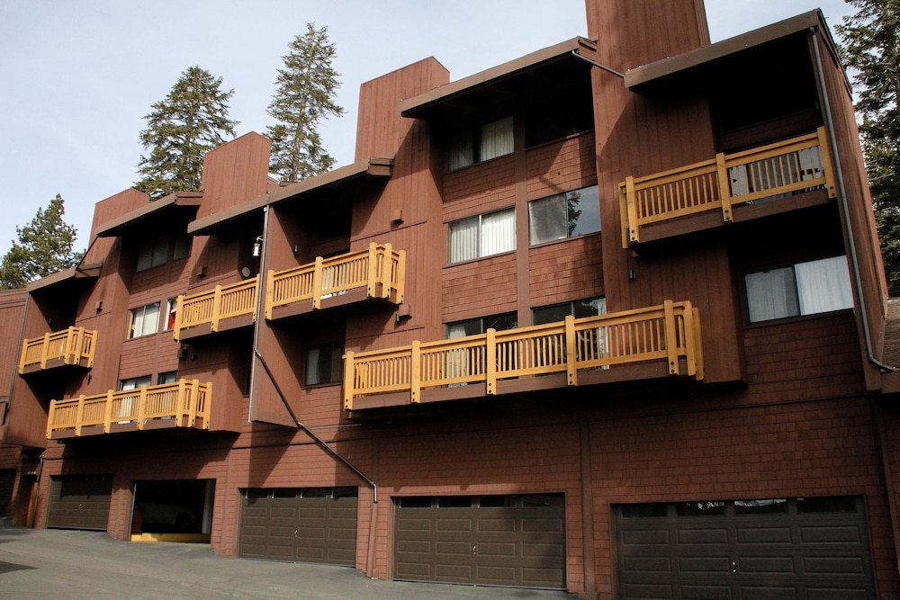 Hotel Mammoth Ski & Racquet Club - Image 1