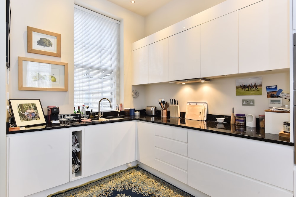 JOIVY Elegant 3 Bed Apt With Rooftop Terrace In Pimlico