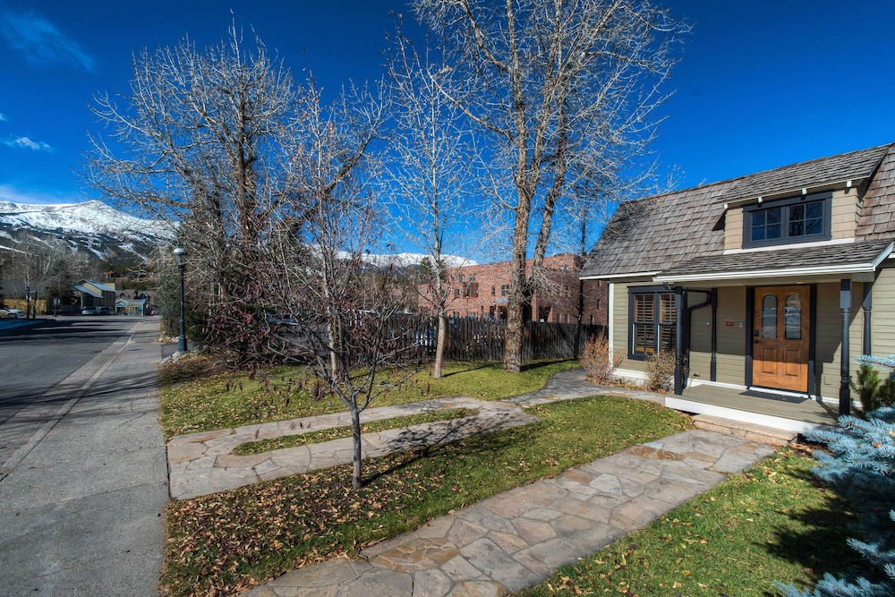 Downtown Breckenridge Cottage: Walk to Main St! view 3