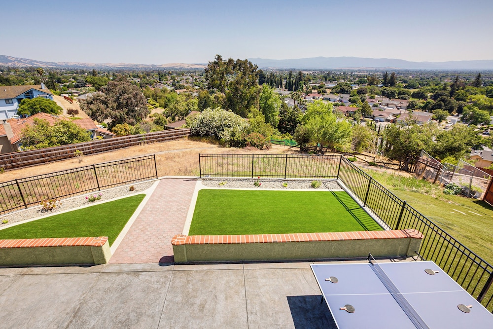 7 Mi to Dtwn San Jose: City-view Family Getaway