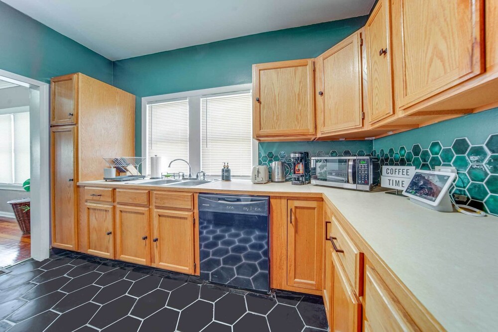 Modern Garfield Heights Home: 13 Mi to Cleveland! view 3