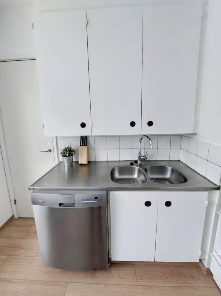 2BR Apt in Quiet Neighborhood