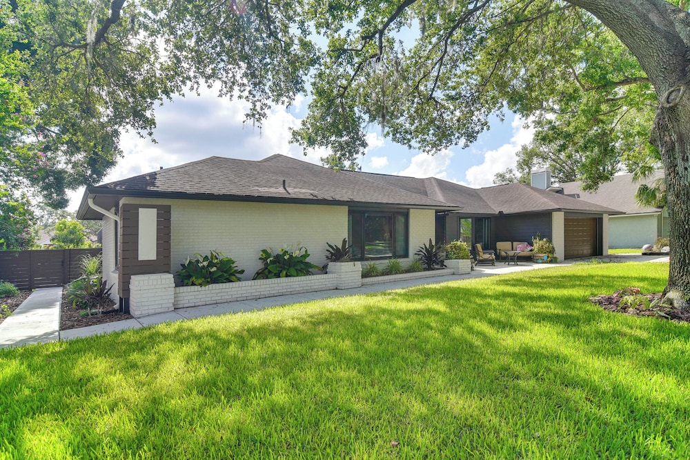 2 Blocks to Golf Course: Spacious Tampa Home!
