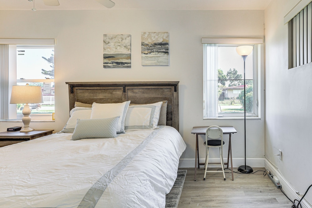 3 Mi to Hard Rock Stadium: Cozy Home w/ Patio