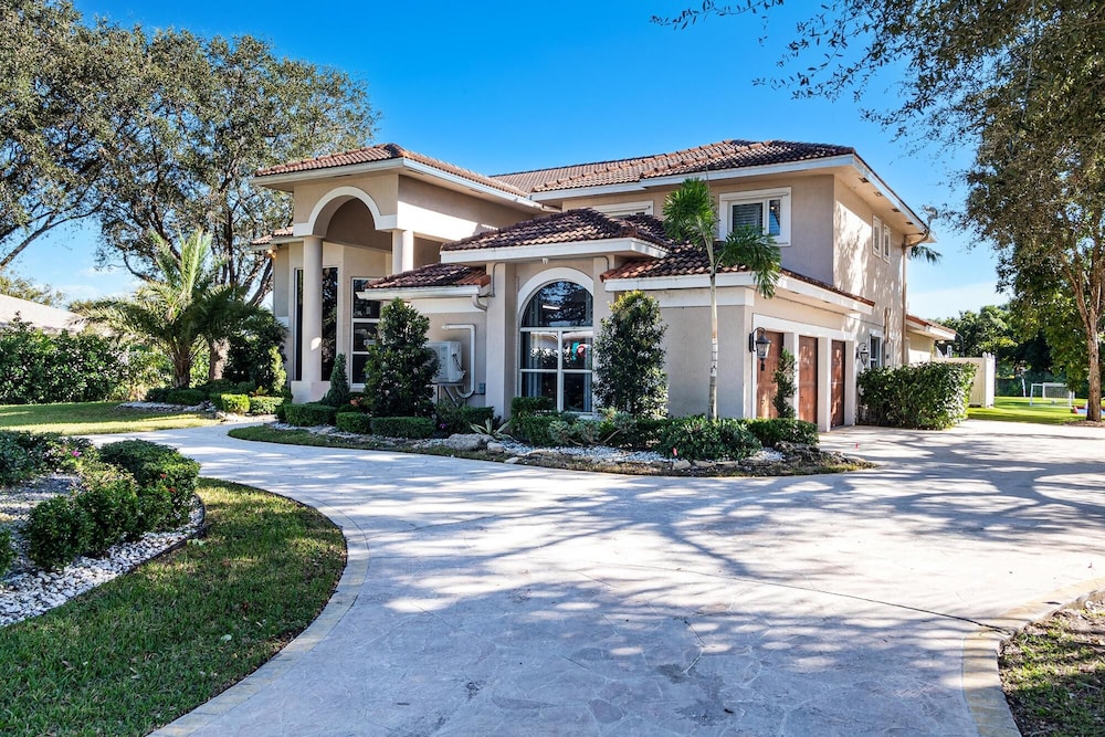 Luxurious 7-Bedroom Villa with Pool & Games