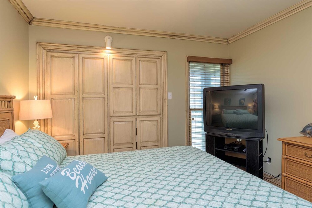 103 Las Brisas Poolside Condo 3 Bedroom Condo by RedAwning view 5