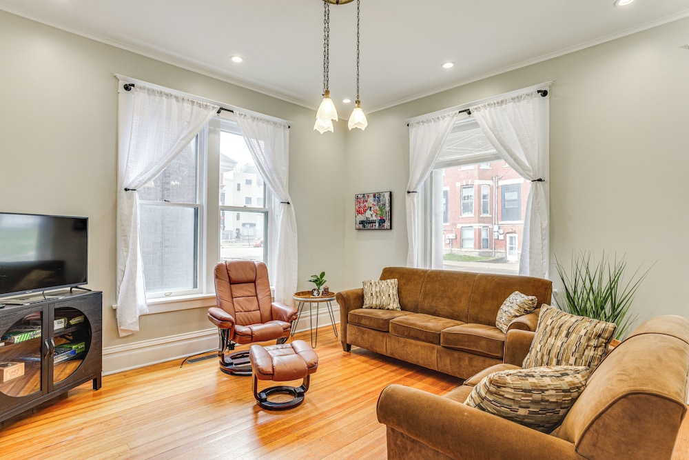 Walk Downtown: Inviting Historic Home in Dubuque!