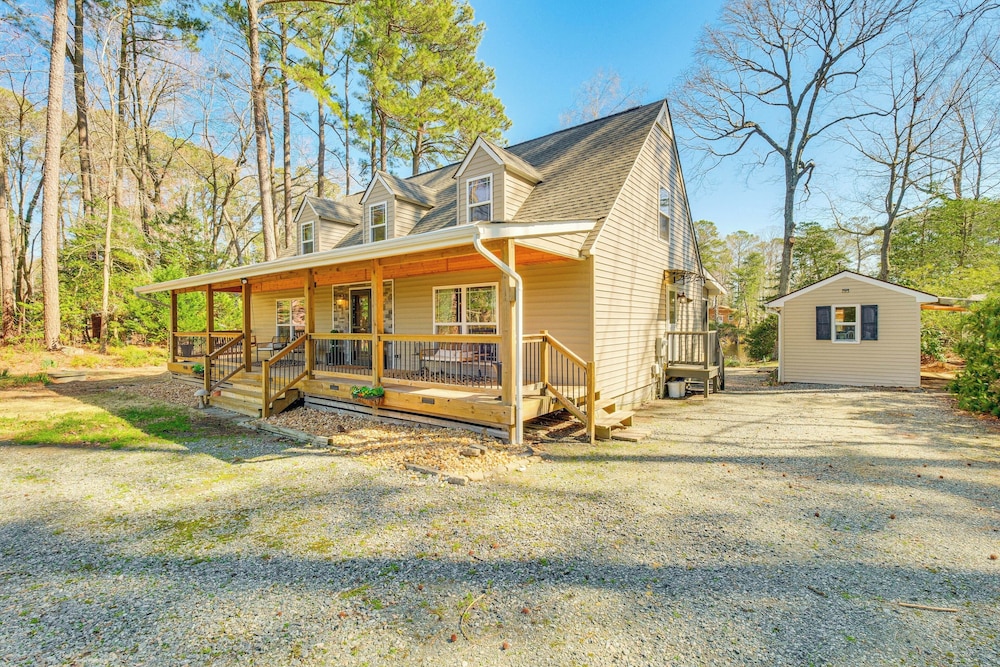 Dock, Sunrooms & Fire Pits: Deltaville Home!