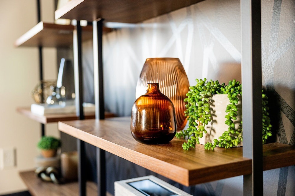 Heart of Gulch - 4 Min to Broadway - Designer Home