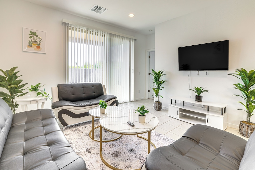 4 Mi to South Mountain Park: Phoenix Area Home