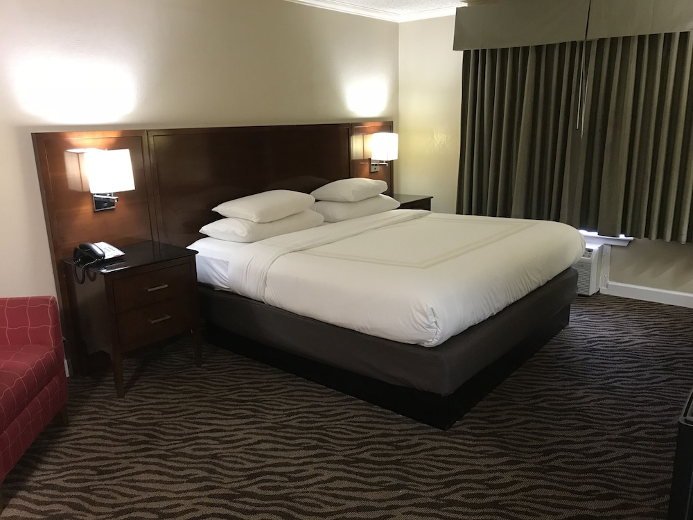 Hometown Inn & Suites