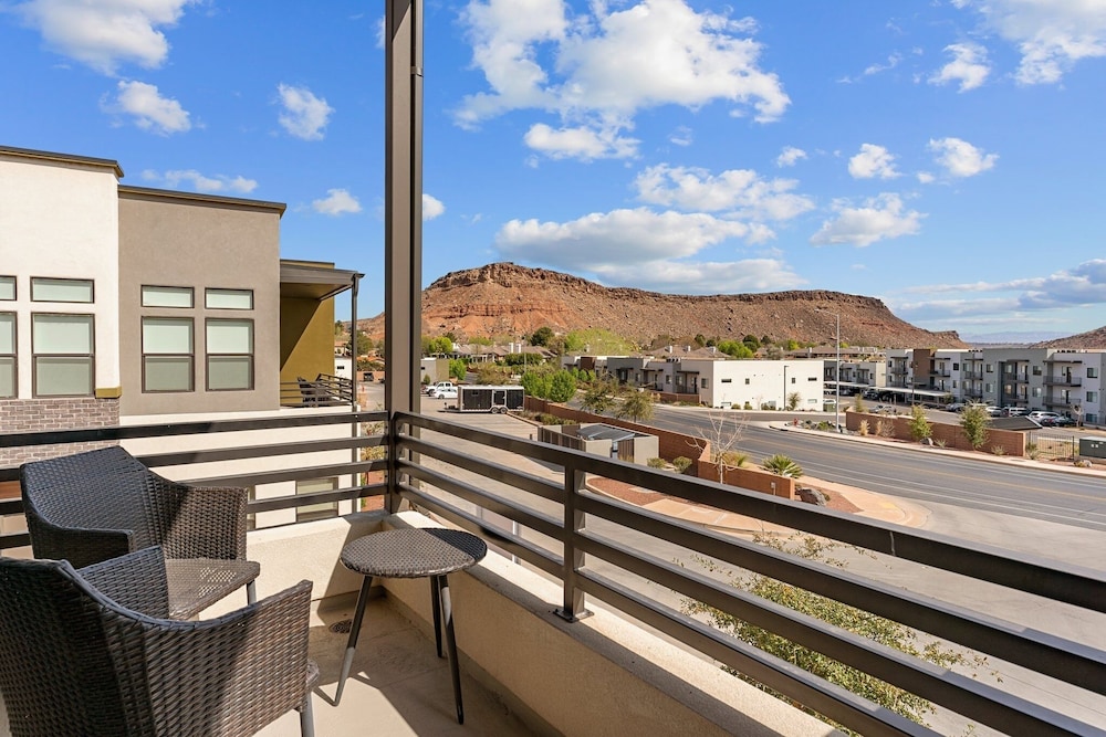 Villa #26 At Bloomington Country Club - Sunset Retreat 4 Bedroom Townhouse