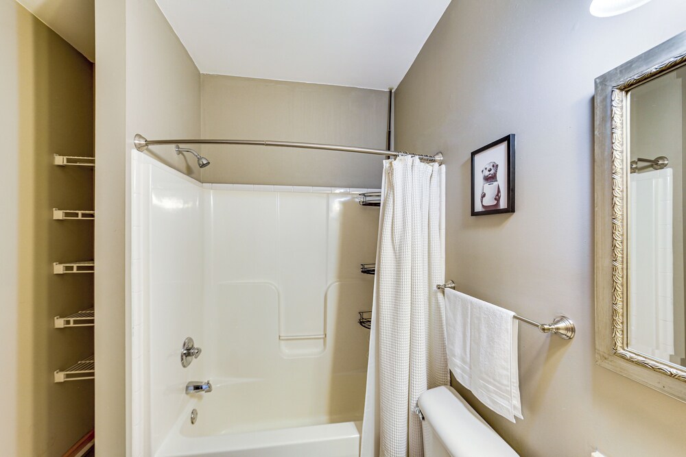 2 Mi to Market Sq! Row House w/ Dedicated Office