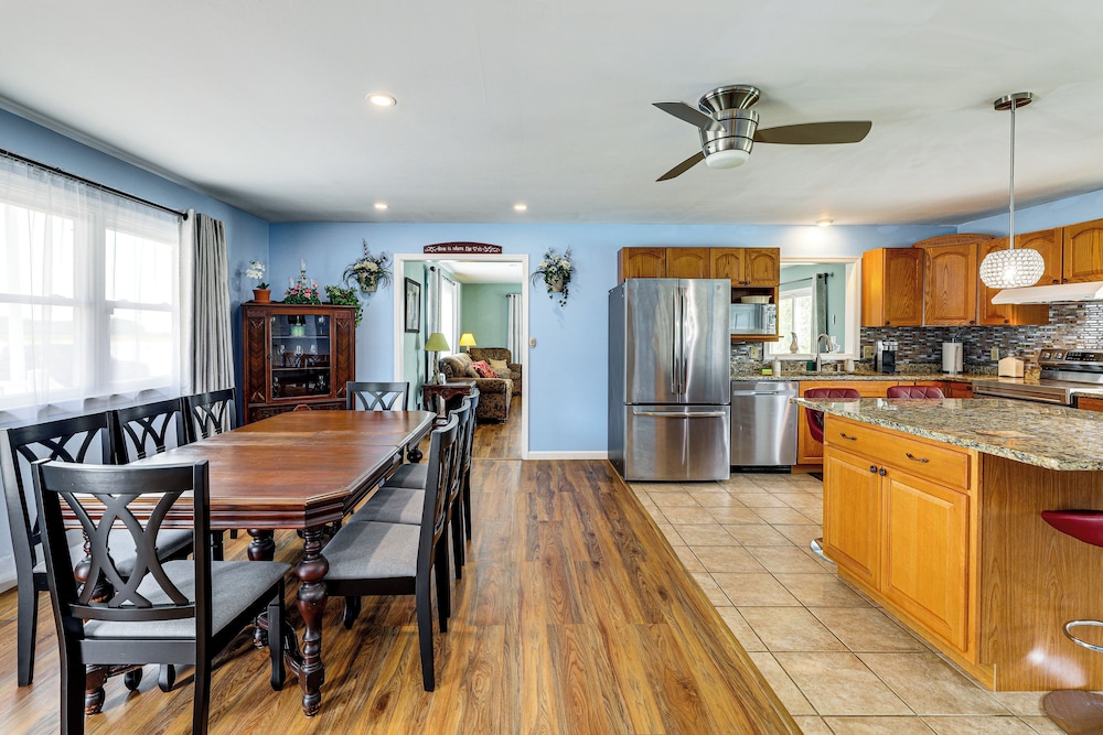 Getaway on 1/2 Acre w/ Deck in Georgetown
