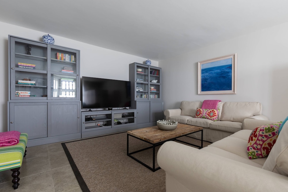 Granard Road by Onefinestay