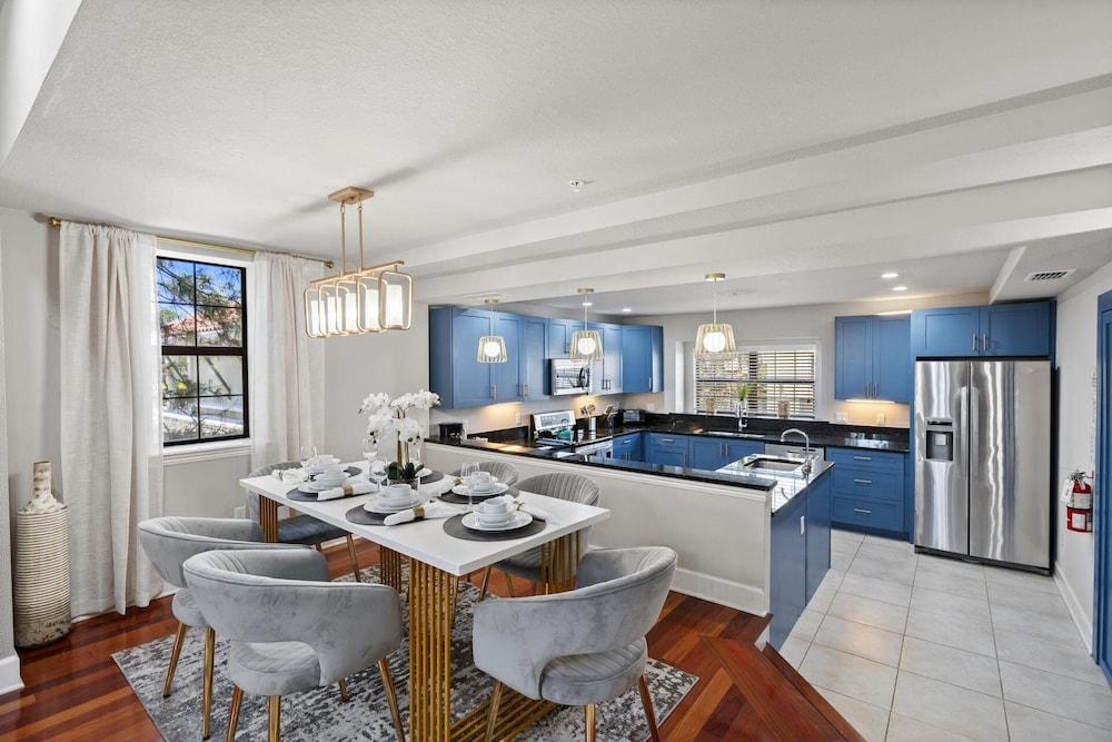 Enchanted Garden Resort 2 Miles from Disney 4 Bedroom Townhome 4 Townhouse