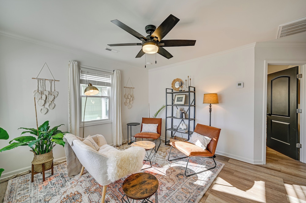 < 3 Mi to Dtwn: Modern Cottage in Greenville!