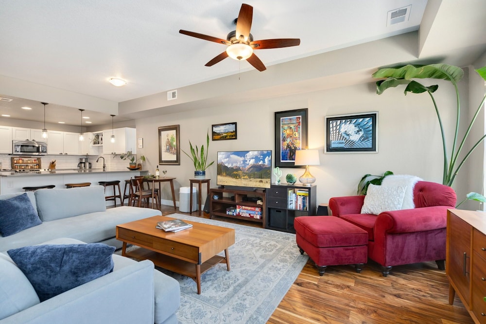 Old Town Escape w/ King Bed, Dog-friendly