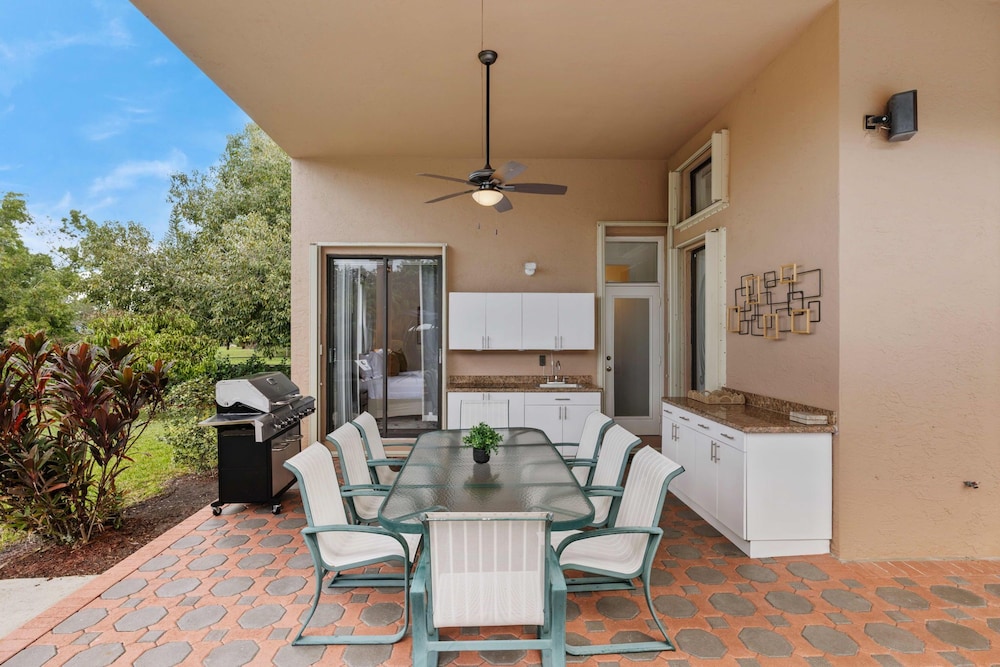 Grand 6BR Plantation Estate w/ Tennis & Pool