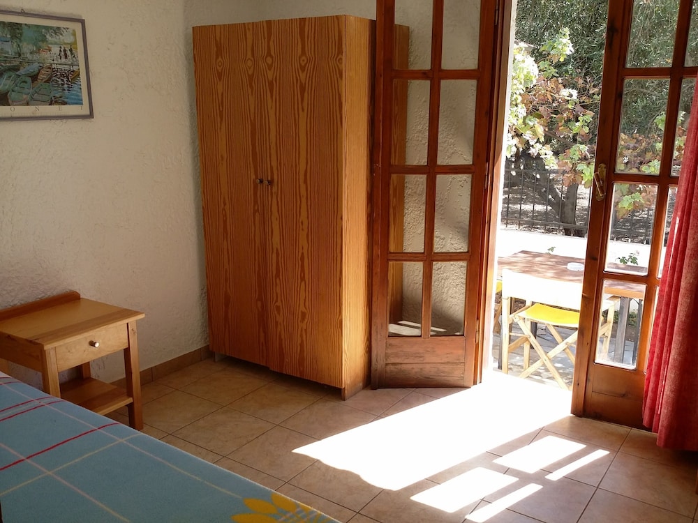 Exclusive Cottages in a Quiet Oliverove Near the sea view 2