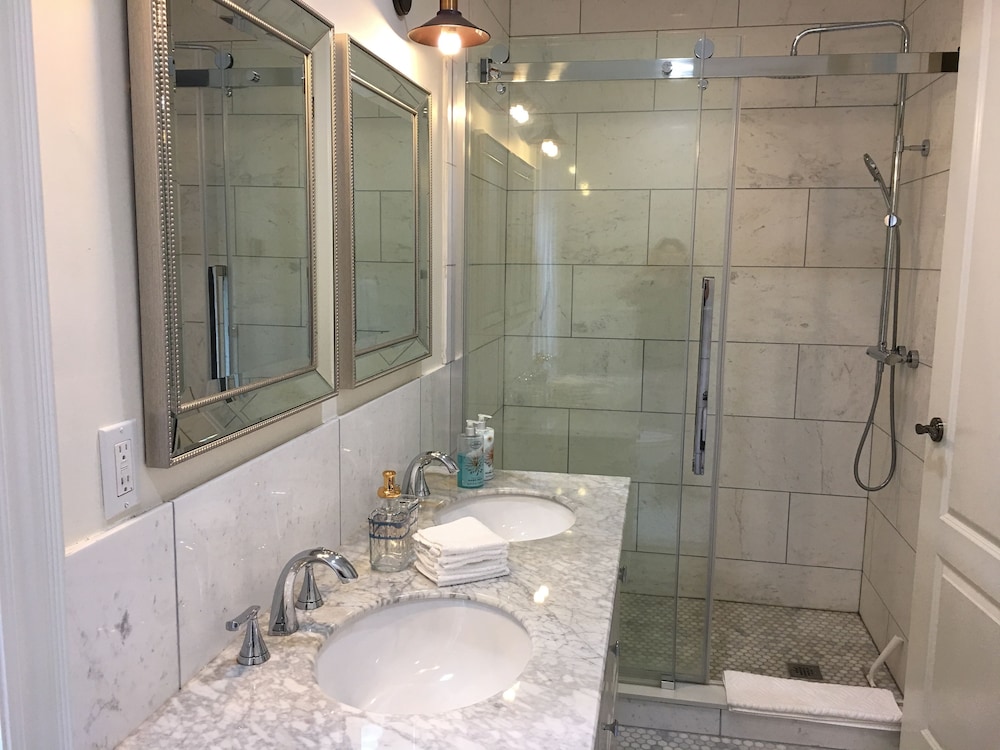 Beautiful 4BR Downtown House, Sleeps 10