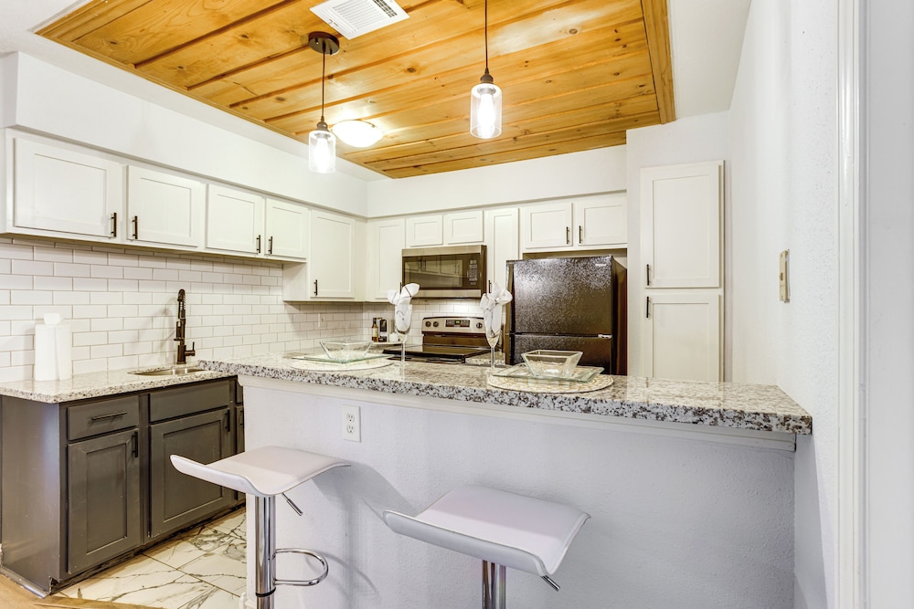 Pet-friendly Condo w/ Pool Access in Houston