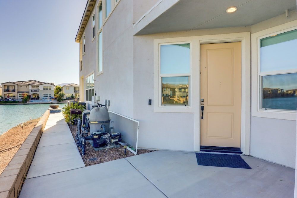 Lake & Mountain Views: Indio Oasis w/ Pool