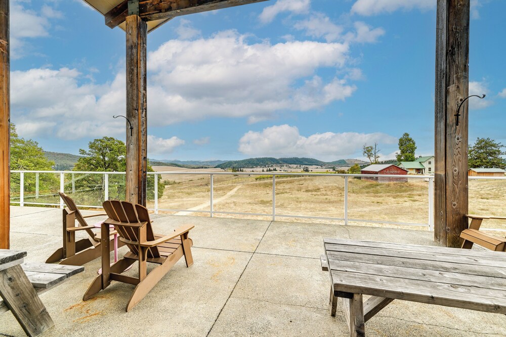 Vineyard Farmhouse in Oakland w/ Hot Tub!