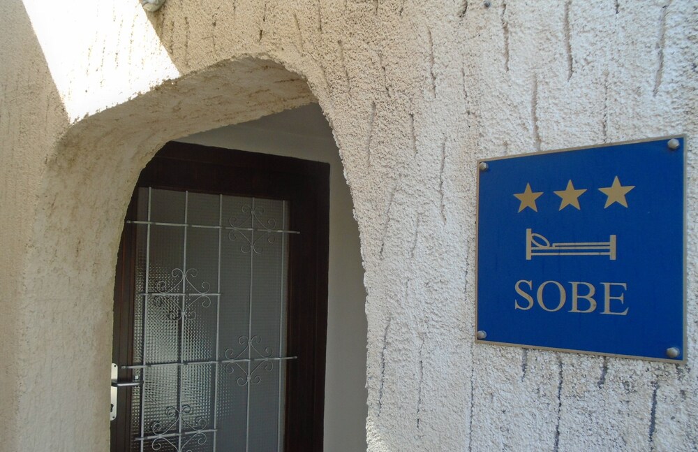 ROOMS MATEA PULA