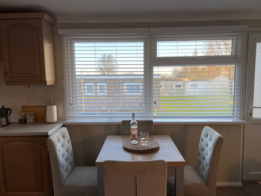Beach Chalet - 2 Bedrooms - 4 Guests - Parking