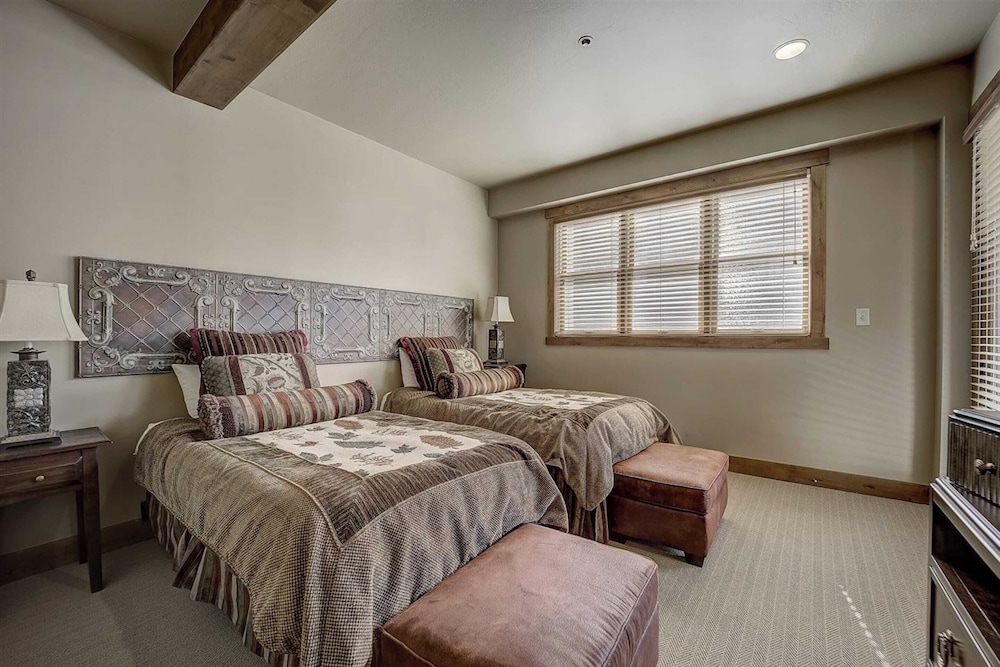 7 Condos, Ski-in/ski-out + Hot Tubs Sleeps 30 Mont Cervin by Avantstay