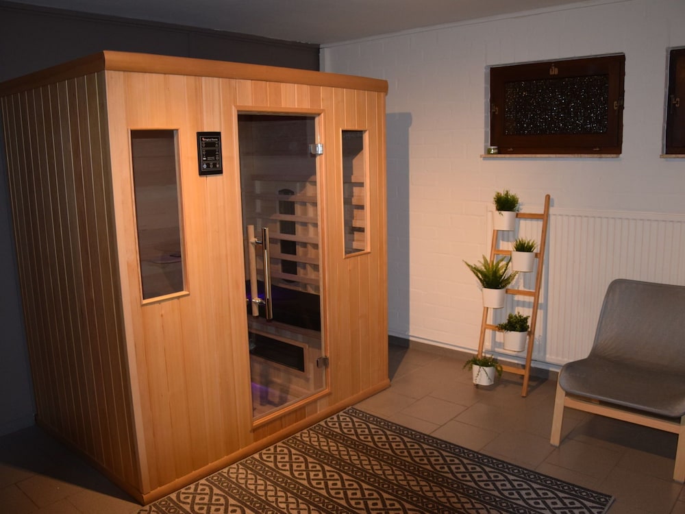 Spacious Villa Near Arcen in a Wooded Area view 3