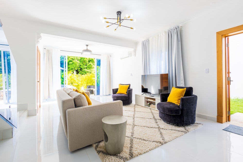Relaxing 3-bedroom Villa With Pool Rooftop Jacuzzi in a Secluded Setting