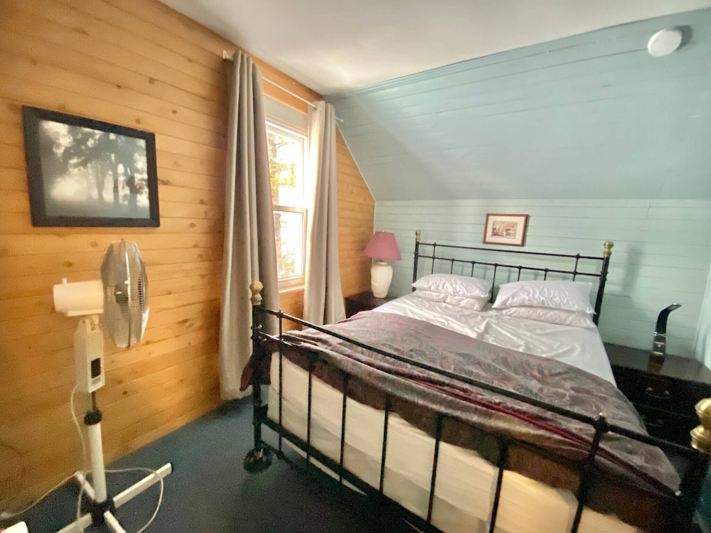 4 Bedroom Cottage On Manitoulin Island - Next to Sandy Beach!