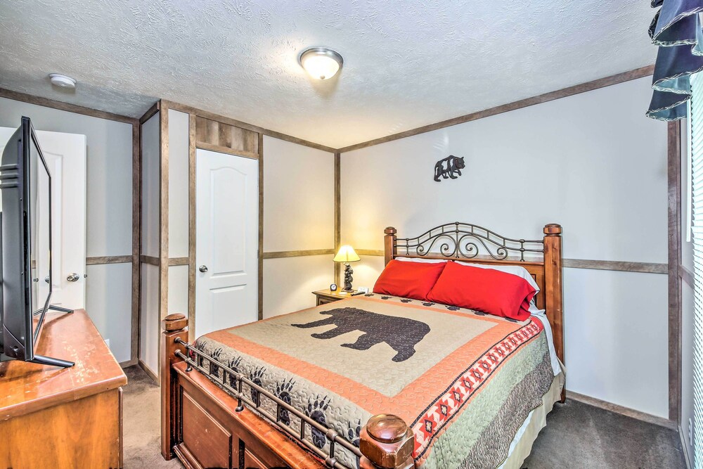 Cozy Hardin Retreat w/ Lake Kentucky View!