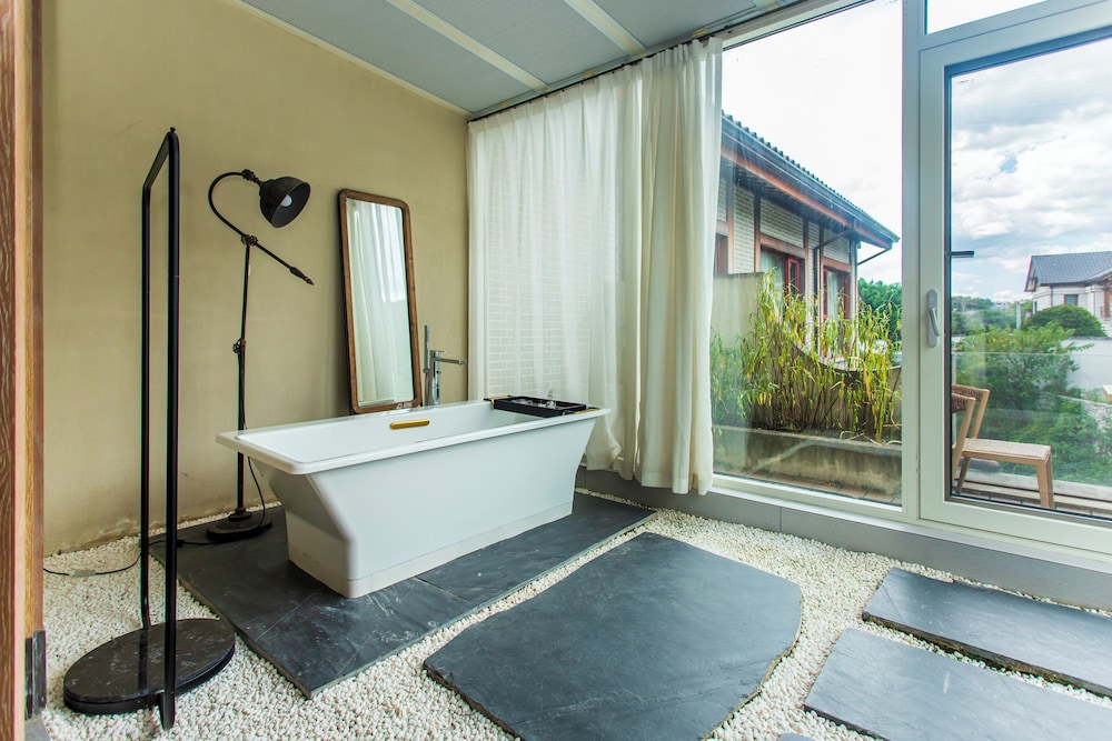 Jingdezhen Homestay Outside the Window