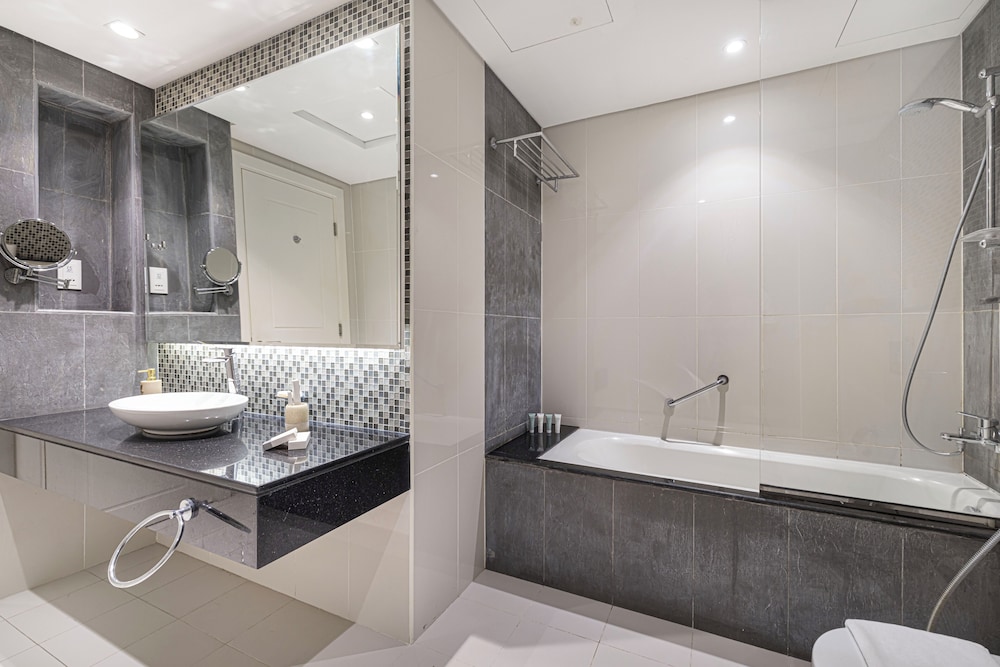 DAMAC Suites by Hostiva – Burj & Fountain