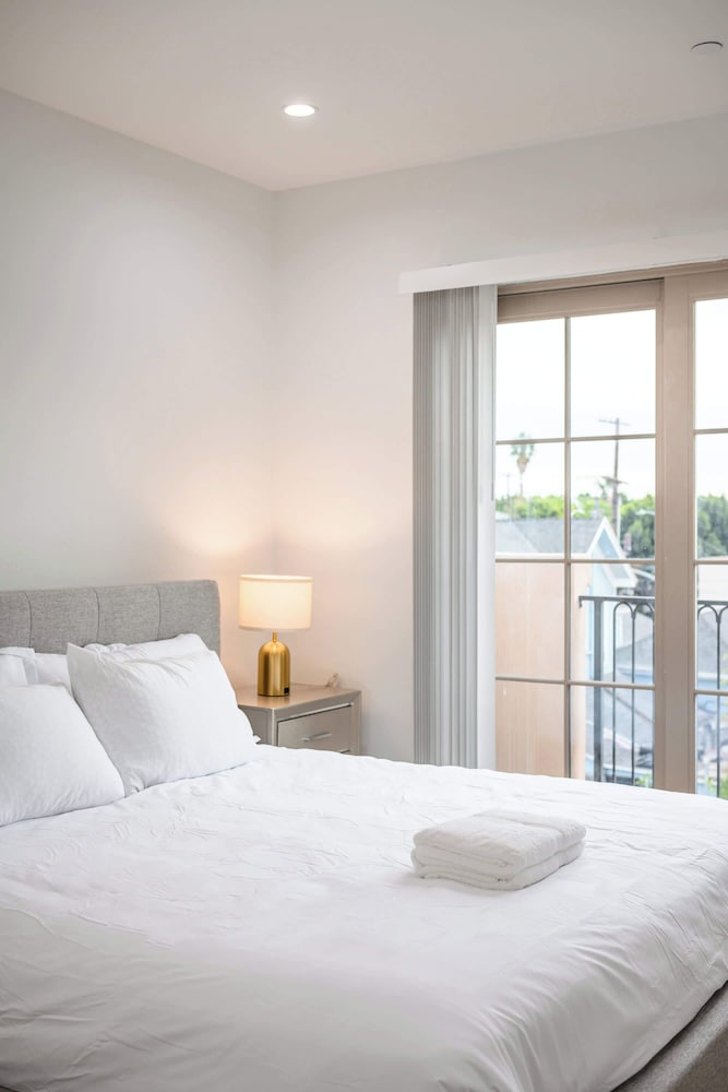 Not Affected by the Fire/modern Spacious Home With Parking & Fully Equipped Kitchen #3