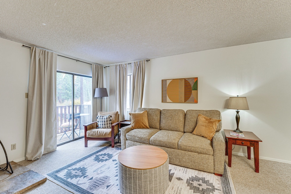 Easy Red River Ski Access! Outdoor Adventure Condo