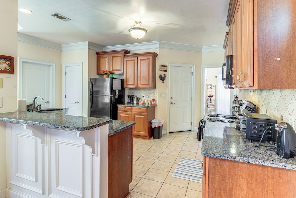 6 Mi to Southern Belle Farm: Home w/ Patio!