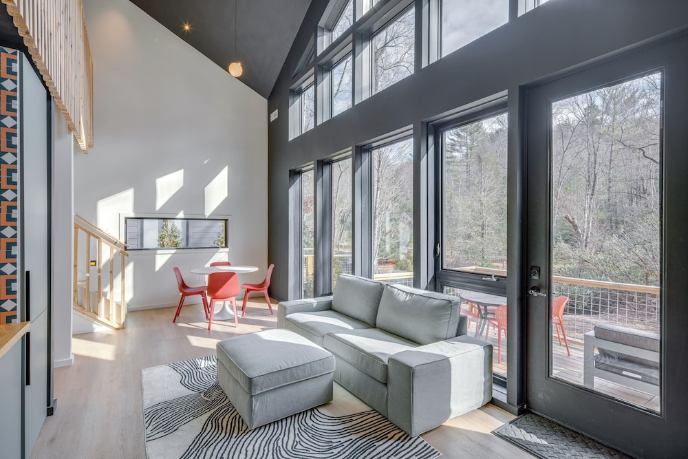 4 Mi to Downtown Brevard: Sleek Cabin w/ Deck