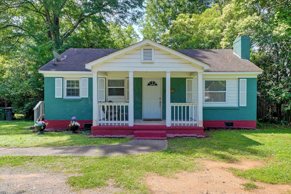 5 Mi to Uptown: Charlotte Hideaway w/ Yard