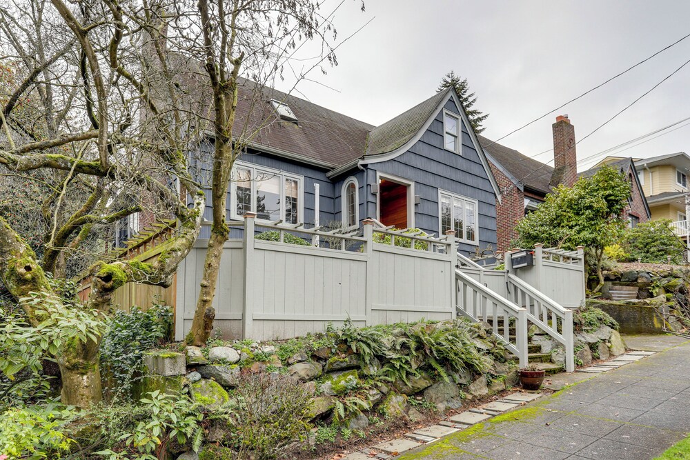 Charming Tudor-style Apt Near Green Lake!