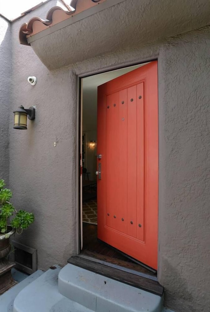 Ethnic Vibes in Weho Melrose - Walk To Everywhere