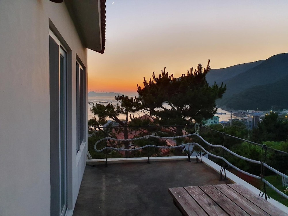 Geoje Badatga, Aesop Ajeossine jip view 2