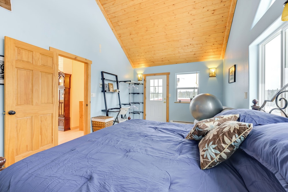 5 Mi to Kasilof River: Forest-view Retreat w/ Deck