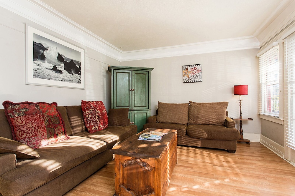 Hollywood Hills Suites