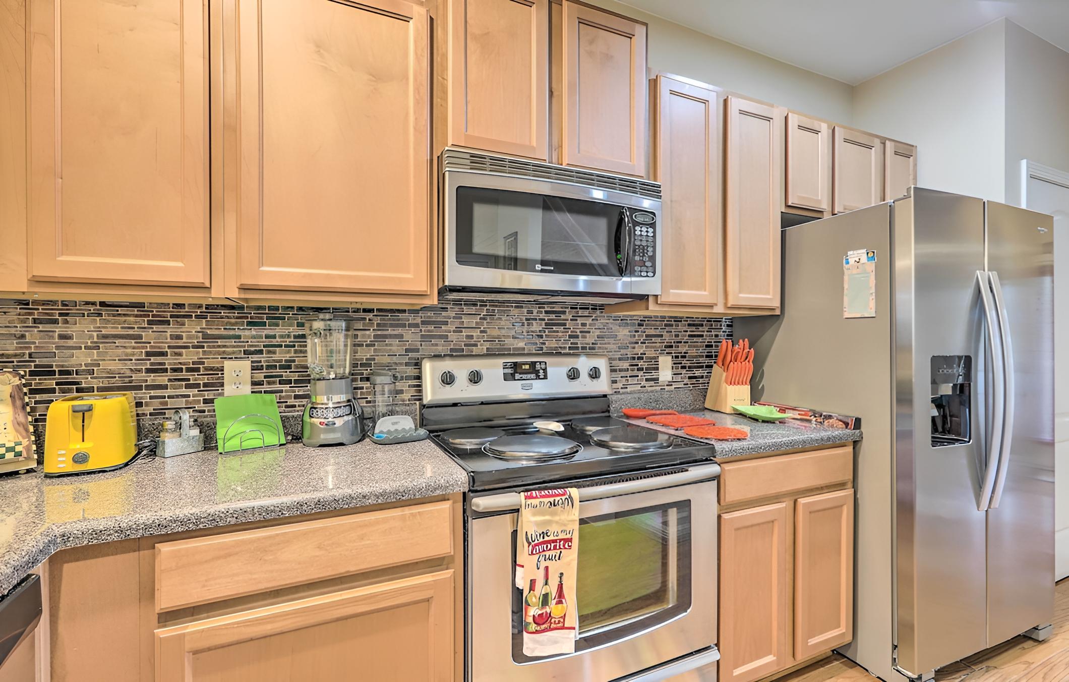 Macon Townhome w/ Patio, 5 Miles to Downtown! view 2